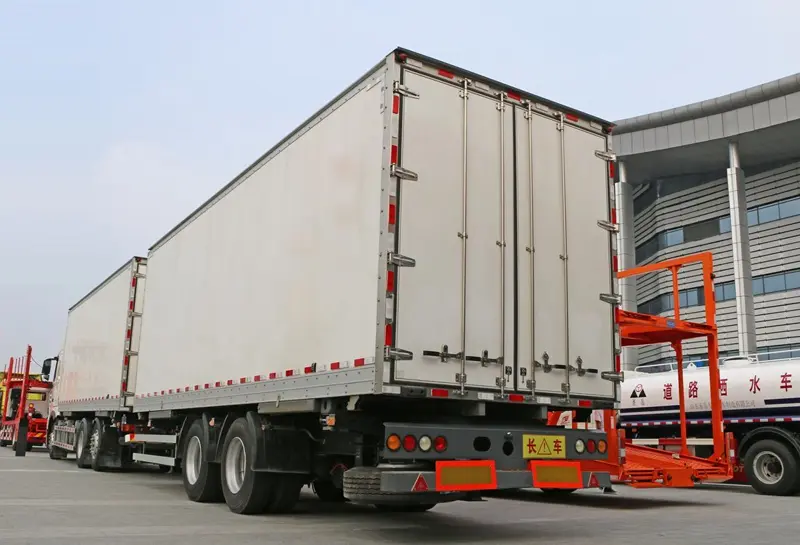 HOWO T7H 6X2 Cargo Trucks-1