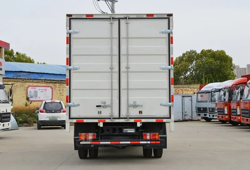 Howo light cargo Truck 4×2-3